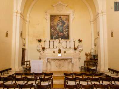 All�interno una serie di sedie in legno conducono all�altare...