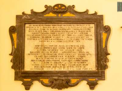 Qui � anche presente una lastra in pietra con una concessione religiosa rilasciata nel 1765 da Papa Clemente XIII, a dimostrazione della grande importanza della famiglia Martinelli