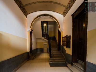 Andiamo a visitare l'edificio, per ritrovarci in un atrio...