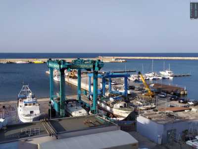 Mentre il centro dell�ansa � occupato dal circolo nautico Daphne e dall�ottocentesco cantiere navale fondato dalla famiglia Gaudiuso...