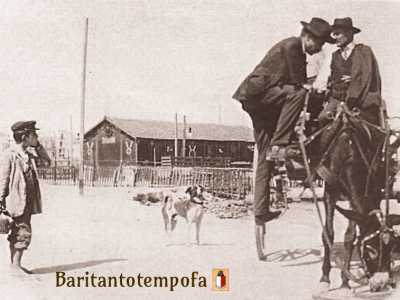 ...ma in origine si stabil� in un capannone in legno con tetto spiovente posto all�inizio del Molo...