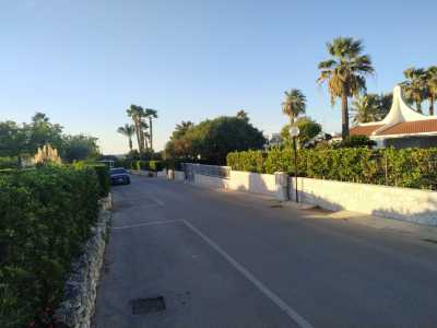 Oltrepassiamo le sbarre d'iingresso per percorrere uno dei caratteristici vialetti stretti e verdeggianti chiamati con i nomi propri di persona (Gabriella, Gemma, Gelsomina)... 