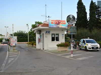 Per accedere a Rosa Marina si oltrepassa uno dei sei varchi di ingresso al villaggio, tutti presidiati