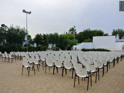 Alle spalle di questa zona ecco un palco adibito agli spettacoli serali...