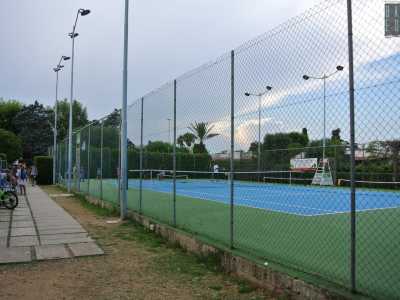 ...che ci conduce a un campo di tennis...