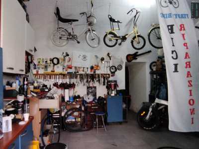 Entriamo. L�officina � piccola e le pareti sono interamente ricoperte da strumenti di ogni genere...