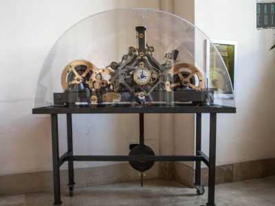 Nell�atrio dell�edificio � presente in una teca di vetro il vecchio meccanismo dell'orologio della torre, sostituito da anni da uno elettrico