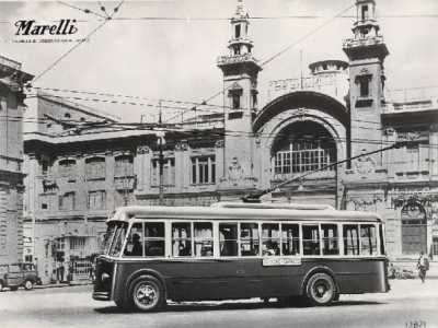 Nel frattempo, il 25 novembre 1939, aveva fatto il suo debutto in citt� la prima tratta filoviaria. La rete, che faceva capo sempre alla Sear, raggiunse la sua massima espansione nel 1960, con 8 tratte totali che coprivano circa 36 km (foto dell'Archivio Marelli)