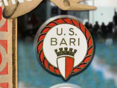 Il primo logo dell�Unione Sportiva Bari, compagine nata dalla fusione di Ideale e Liberty nel febbraio 1928, era in realt� un semplice cerchio bordato da una corda rossa, al cui interno campeggiava la scritta U.S. Bari unitamente allo stemma comunale sormontato da una corona turrita