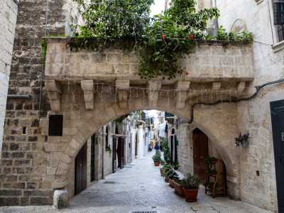 ...e ci poniamo su uno slargo che ci permette di osservare al meglio la struttura, che venne realizzata nel XIII secolo, per poi essere rimodulata secondo lo stile cinquecentesco dalla famiglia milanese dei Maraveglia (o Mareviglia)