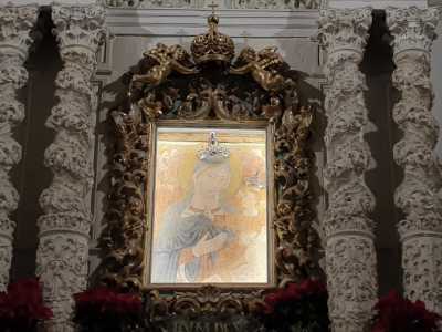 ...che si trova nel Santuario, ai piedi di un antico dipinto della Madonna (foto di Luigi Nitti)