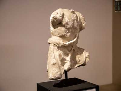 Proseguendo notiamo un busto di marmo, nerboruto e privo di arti e acefalo: si tratta di una testimonianza barese del culto di Mitra, il dio del Sole. La scultura si trovava nell�area dell�odierna cittadella nicolaiana