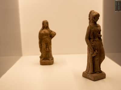 Catturano immediatamente la nostra attenzione due statuette fittili, cio� di terracotta, raffiguranti due donne, donate alla Basilica da un benefattore