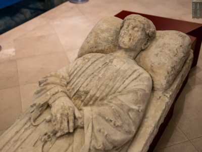 Saliamo ora al primo piano, dove sono esposte altre opere che raccontano la storia antica della citt�. C�� ad esempio un sarcofago di marmo della seconda met� del 1200 appartenente probabilmente a Roberto da Bari, ricco notabile noto per aver firmato nel 1268 la condanna a morte del figlio di Federico II, Corradino di Svevia