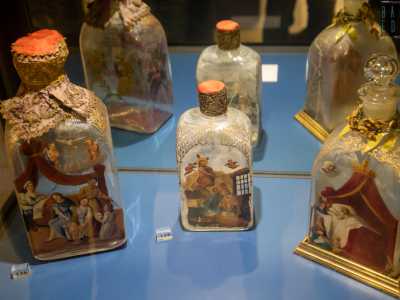 Nella collezione non possono mancare le bottiglie di vetro contenenti la manna, liquido proveniente direttamente dalle ossa del Patrono che viene raccolto il 9 maggio di ogni anno. I contenitori sono stati dipinti dall�artista Michele Montrone , attivo tra la fine dell�800 e l�inizio del 900