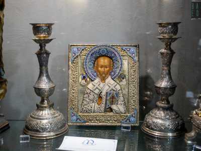 Tra questi i candelabri d�argento donati da Putin quando visit� Bari nel 2007...