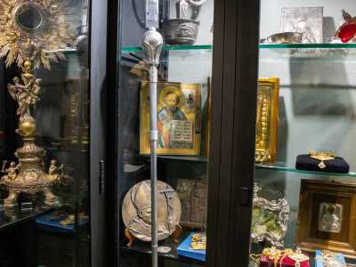 ...e il pastorale di Papa Giovanni Paolo II, offerto dal pontefice nel 1984 quando fu accolto calorosamente nella citt� di San Nicola