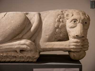 Lasciati i reperti di epoca romana, entriamo nell�area dedicata all�et� bizantina della citt�. Qui ci imbattiamo in due opere di marmo. La prima ritrae una leonessa stilofora (portatrice di colonna), che fungeva da ornamento collocato all�esterno del Palazzo del Catapano (che fu abbattuto per far posto alla Basilica)