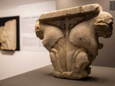 La seconda opera � un capitello a stampella raffigurante due scimmie