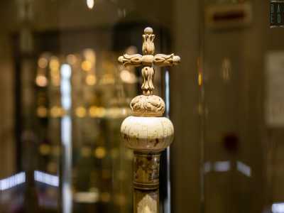 Il viaggio prosegue con un altro importante reperto: il pastorale dell�abate Elia, prelato promotore della costruzione della Basilica. L�oggetto � di avorio e di legno e gli fu conferito quando divenne arcivescovo della diocesi di Bari e Canosa