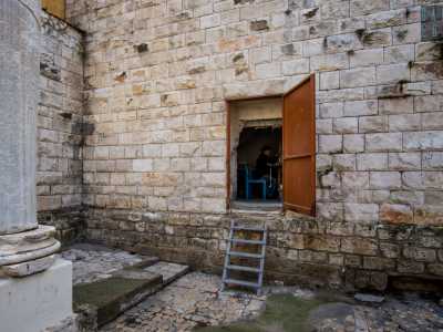 Al centro della parete in pietra che affianca le colonne si trova una porticina di color arancione. Quello � l�ingresso di un piccolo locale dove da pi� 45 anni a questa parte il 73enne signor Bartolomeo Scorcia, detto �Meuccio�, costruisce bellissimi modellini di navi