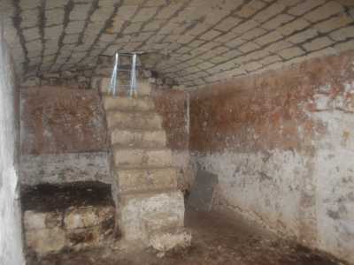 Le immagini mostrano per� solo uno spoglio ambiente a botte privo di particolari elementi che possano far risalire a Santa Maria dei Kyri Joannaci