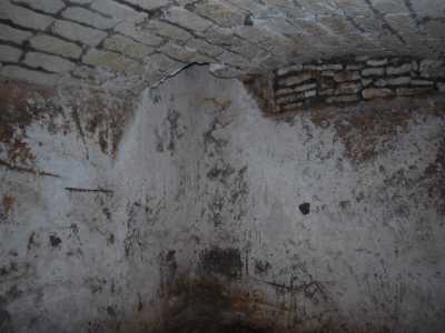 La chiesa infatti nel corso dei secoli fu completamente trasformata per essere adibita a un ossario...