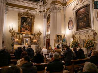Qui infatti la celebrazione del sabato � alquanto particolare: la messa � infatti recitata in latino, come avveniva prima della riforma liturgica del 1969