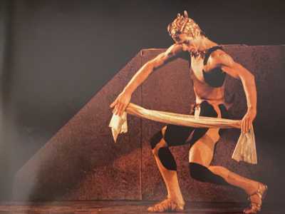 Il nuovo ciclo del Petruzzelli cominci� il 6 dicembre del 1980 con uno dei pi� grandi nomi della storia della danza: il ballerino russo Rudolf  Nureyev. Ben 2300 spettatori assistettero estasiati ai volteggi dell�artista venuto dall�Urss durante gli anni della Guerra fredda foto tratta dal libro "Il Teatro Ritrovato" di Enzo Lattanzio)