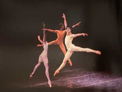 Nel 1983 tocc� a Maurice B�jart, ballerino fondatore della scuola di danza Ballet du XX si�cle, esibirsi sul palco del Petruzzelli foto tratta dal libro "Il Teatro Ritrovato" di Enzo Lattanzio)