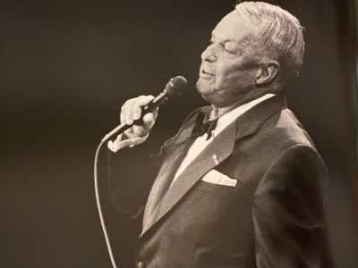 E arriviamo al 16 giugno 1987, giorno in cui a Bari si esib� �The Voice�: Frank Sinatra. Il pi� famoso cantante americano prefer� il Petruzzelli rispetto allo Stadio della Vittoria perch� ne aveva sentito tessere le lodi da tanti suoi colleghi foto tratta dal libro "Il Teatro Ritrovato" di Enzo Lattanzio)