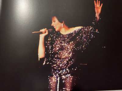 Sinatra cant� naturalmente la celebre �New York, New York�: la stessa canzone che la sera del 2 ottobre del 1987 fu intonata dalla grande Liza Minnelli. La cantante americana, anche premio Oscar nel 1973,  scelse Bari per cominciare il suo tour italiano che prevedeva sette date foto tratta dal libro "Il Teatro Ritrovato" di Enzo Lattanzio)