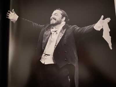Il 14 febbraio dello stesso anno il teatro registr� il tutto esaurito per il concerto di Luciano Pavarotti, che mancava dalla scena nazionale da qualche anno a causa di un prolungato tour mondiale. Il politeama barese battezz� cos� il suo ritorno sui palcoscenici italiani foto tratta dal libro "Il Teatro Ritrovato" di Enzo Lattanzio)