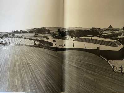 ...il palcoscenico era lungo 100 metri, ma l�impianto scenico complessivo misurava addirittura 2 chilometri di lunghezza...(foto tratta dal libro "Il Teatro Ritrovato" di Enzo Lattanzio-edizioni Palomar)  
