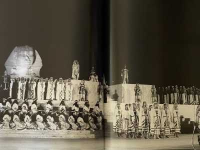 La cavalleria era schierata lungo il costone che partiva dalla piramide di Cheope, mentre le truppe erano incolonnate sotto quella di Chefren (foto tratta dal libro "Il Teatro Ritrovato" di Enzo Lattanzio-edizioni Palomar)  