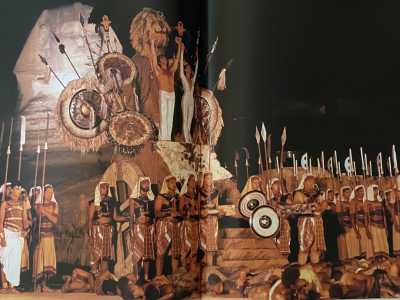 ...perch� doveva contenere 1500 comparse e 150 cavalieri, con cammelli, cavalli e il vero esercito egiziano che marciava sulle dune (foto tratta dal libro "Il Teatro Ritrovato" di Enzo Lattanzio-edizioni Palomar)  