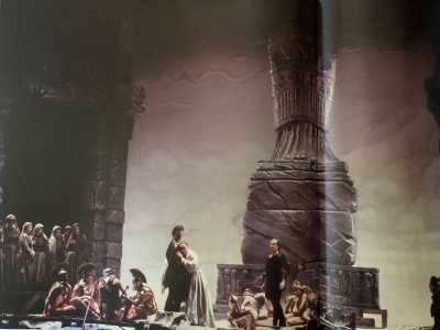 �Entrai nell�orchestra nel 1986 � esordisce Rocco � ed ebbi subito un battesimo di fuoco, visto che nello stesso anno rappresentammo �l�Ifigenia in Tauride� di Niccol� Piccinni sul prestigioso palco del Th�atre du Chatelet di Parigi� (foto tratta dal libro "Il Teatro Ritrovato" di Enzo Lattanzio-edizioni Palomar)  
