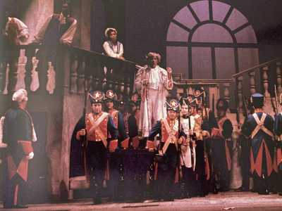 ...mettendo in scena il suo cavallo di battaglia: il �Barbiere di Siviglia�, con il grande Dario Fo a interpretare Figaro (foto tratta dal libro "Il Teatro Ritrovato" di Enzo Lattanzio-edizioni Palomar)  