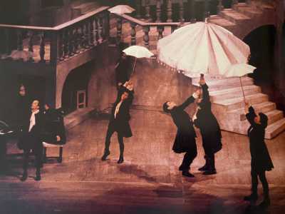E nel maggio 1989 fu la volta del Brasile. Aderendo al programma culturale �Italia Viva�, volto a diffondere la tradizione e la cultura italiana nel pianeta, il Petruzzelli sbarc� a San Paolo e a Rio di Janeiro...(foto tratta dal libro "Il Teatro Ritrovato" di Enzo Lattanzio-edizioni Palomar)  