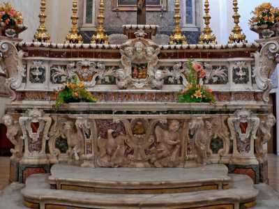 Ma chi ha realizzato l'altare? �Viste le notevoli similitudini con l�altare maggiore della chiesa di San Nicola di Andria, realizzato dallo scultore Antonio Corradini, azzarderei che dietro ci sia la stessa mano�, afferma lo storico dell'arte Alessandro De Luisi