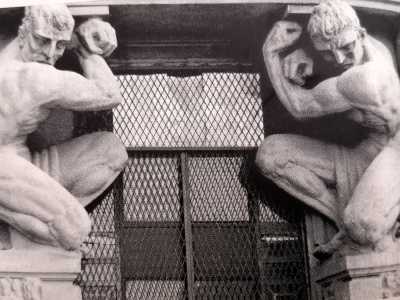 Vi abbiamo anche raccontato come a salvarsi dalla demolizione furono solo quattro telamoni: possenti statue un tempo inglobate nei vani delle finestre a pianterreno...