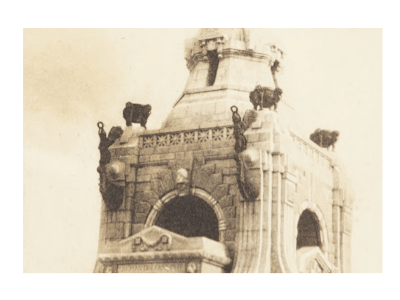 Resta comunque ignoto l�autore dell�affascinante opera. Si pu� ipotizzare che sia del barese Adolfo Rollo, il quale realizz� anche le statue del faro votivo di Minervino Murge che, seppur con linee pi� naturalistiche, hanno tratti in comune con la vittoria alata barese