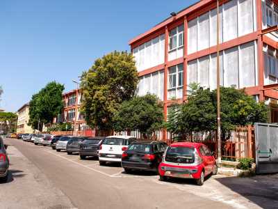 Si trova in una zona del quartiere San Pasquale un tempo occupata da varie industrie che, una volta dismesse a partire dal Dopoguerra, furono convertite in scuole