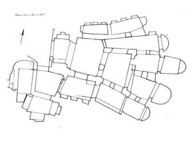 Da questa illustrazione apprendiamo anche la particolare disposizione interna della chiesa: un�ampia struttura a ventaglio con quattro navate e cinque absidi. La pianta trapezoidale, con la base minore verso la porta di accesso, facilitava infatti la diffusione della luce solare all�interno