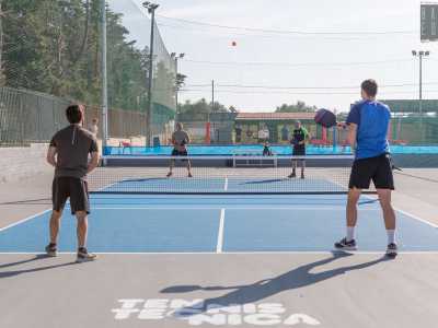 Giancarlo a questo punto decide di mostrarci come si gioca, scendendo in campo con tre amici, tutti quanti alla prima esperienza col pickleball