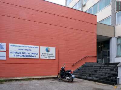 ...� ospitato all'interno del Dipartimento di Scienze della terra del Campus di Bari