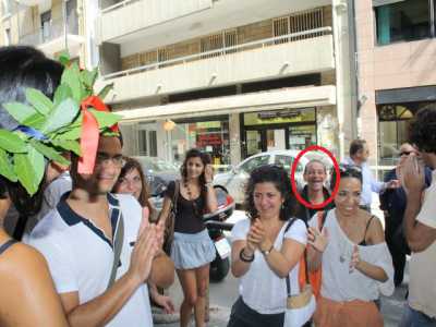 Pasquale che si inserisce in una foto durante una laurea 