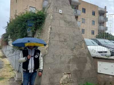 ...l�altezza supera i tre metri...