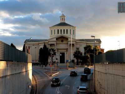 Santa Fara � Via Mazzitelli conduce su via Cotugno, la quale trasformatasi in via Bellomo porta nella zona di Santa Fara, dal nome della grande chiesa sorta nel 1975 su un precedente edificio del 1947. L'area comprende numerose villette, nuovi condomini, masserie antiche e lo stabilimento della Birra Peroni
