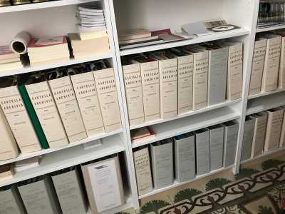 Parte del materiale si trova catalogato in una stanza...